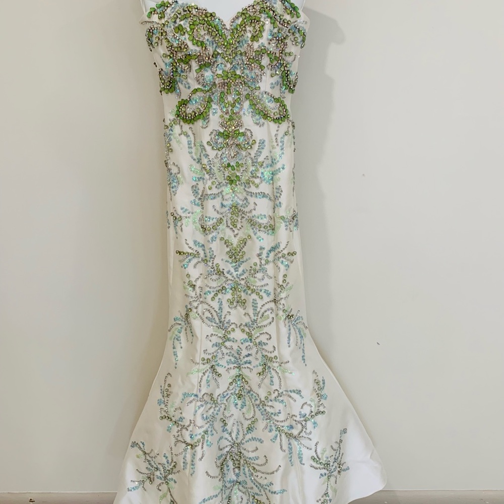 JOVANI Size 2 White Prom Dress with Beaded Bodice